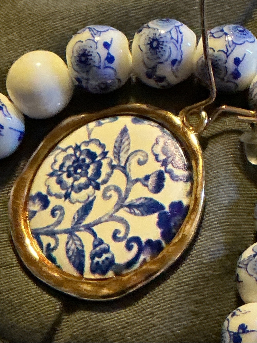 ⭐ Blue White Porcelain Print Hoop Earrings Chinoiserie Statement Jewelry - Picture 4 of 6